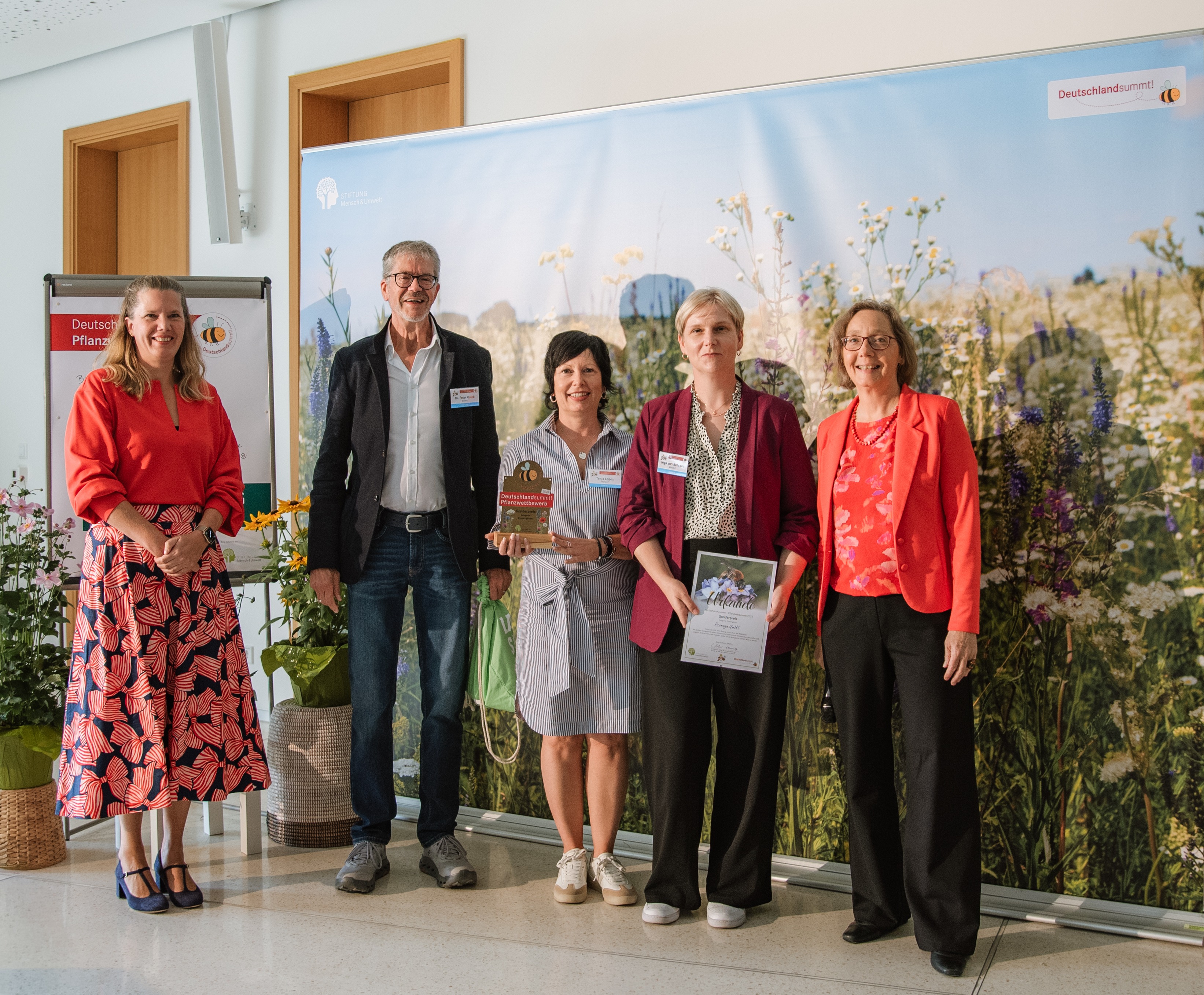 Representatives of Promega GmbH accept their award together with the organizers of the "Deutschland summt!" competition.